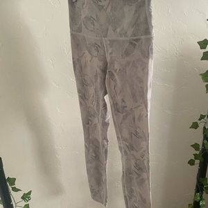 White/Grey Pattern Align 28" Lululemon Leggings Size 4